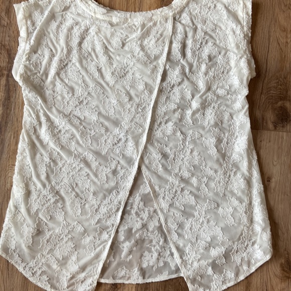 Aritzia/ Wilfred small lace blouse/shirt - Picture 4 of 5